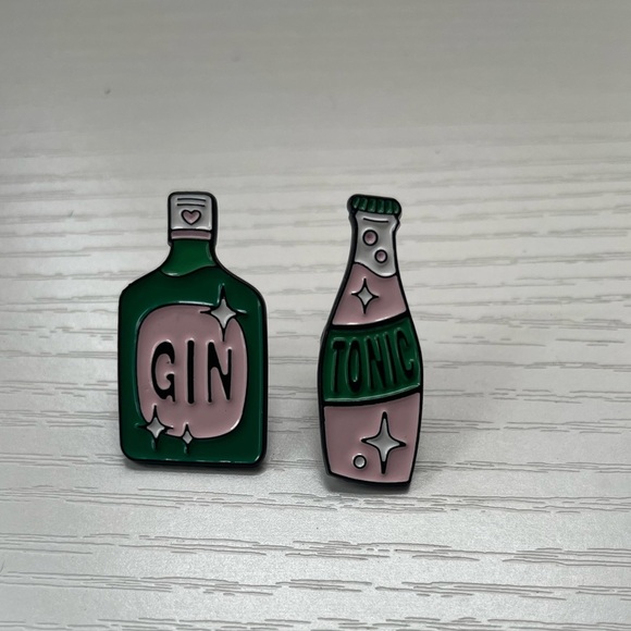 “Gin & Tonic” Enamel Pin - Picture 1 of 3